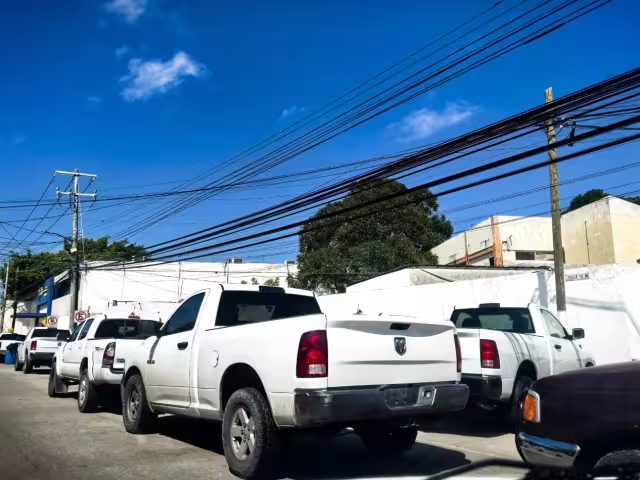La Policía Municipal retira vehículos abandonados frente a casas particulares, pero ignora los que están frente a sus propias oficinas.