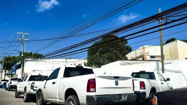 La Policía Municipal retira vehículos abandonados frente a casas particulares, pero ignora los que están frente a sus propias oficinas.