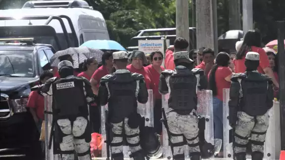 Autoridades protegen la zona alrededor del centro Autoridades protegen la zona alrededor del centro