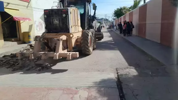 300 alumnos de la Escuela Primaria “Ángel Castillo Lanz” suspendieron las clases presenciales por trabajos con maquinaria pesada