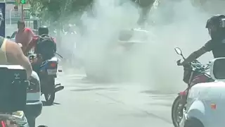 Vehículo se incendia frente a Bomberos en Chetumal.