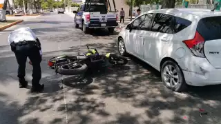 Motociclista impacta vehículo estacionado por conducir distraído en San Agustín del Palmar, Ciudad del Carmen