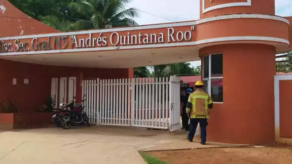 Los alumnos de la escuela  secundaria "Andrés Quintana Roo" fueron retirados a la vía pública para evitar que sean atacados