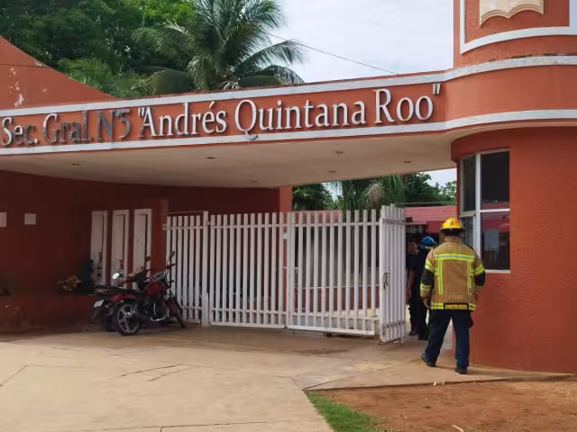 Los alumnos de la escuela  secundaria "Andrés Quintana Roo" fueron retirados a la vía pública para evitar que sean atacados