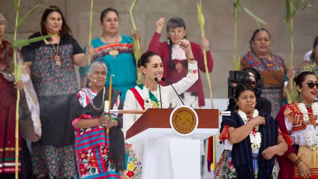 Claudia Sheinbaum promete la ampliación de la carretera a Isla Blanca