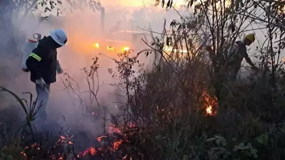 Pobladores de El Cuyo carecen de electricidad y agua por un incendio que consumió postes y tuberías Pobladores de El Cuyo carecen de electricidad y agua por un incendio que consumió postes y tuberías