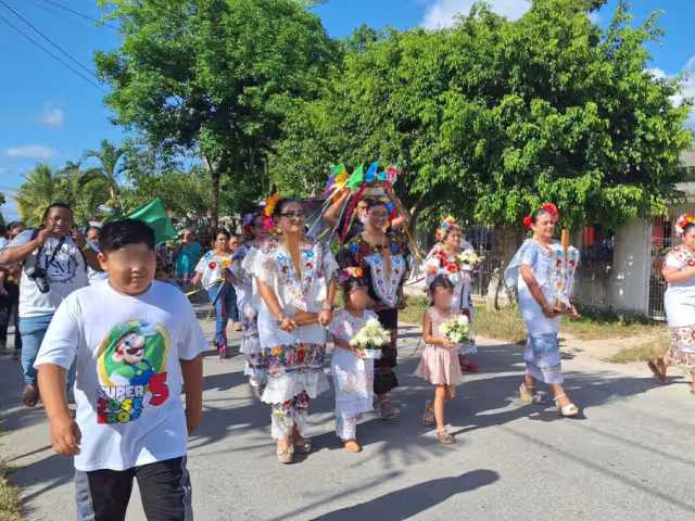 Uno de los eventos significativos de la región es el realizado a las Tres Cruces, con la participación de vaqueras y la orquesta La Dinastía de X-Yatil