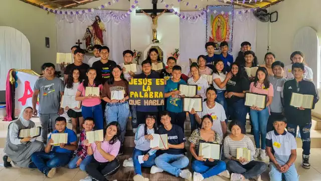 La celebración destacó la importancia de la Biblia en la vida espiritual
