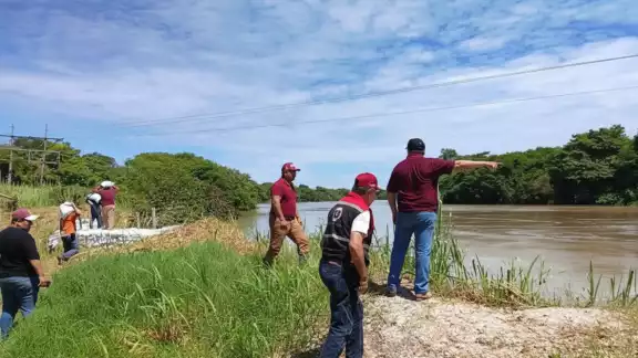 Protección Civil Campeche descarta riesgo de evacuación, aunque refuerza bordos y coloca costalillas.