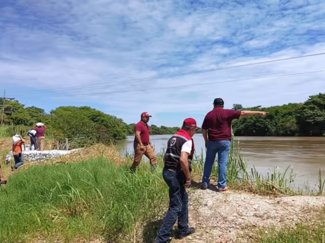 Protección Civil Campeche descarta riesgo de evacuación, aunque refuerza bordos y coloca costalillas.