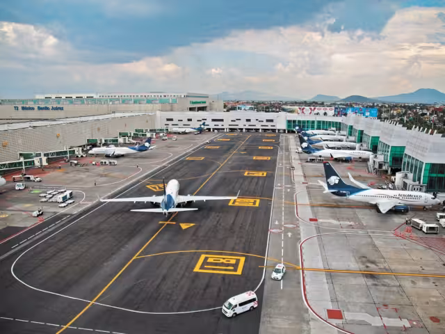 La coordinación entre las torres de control, pilotos y operadores funcionó para frenar la operación de despegue