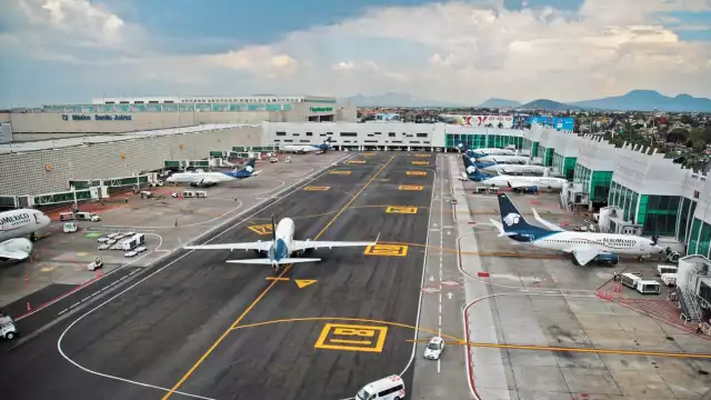 La coordinación entre las torres de control, pilotos y operadores funcionó para frenar la operación de despegue