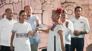 Tina Tuyub declina a favor de Joaquín Díaz Mena; pide el voto para llevarlo a la  gubernatura de Yucatán  