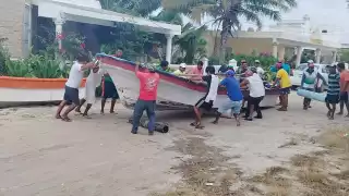 Pescadores de Chicxulub puerto se ayudan para el resguardo de sus lanchas
