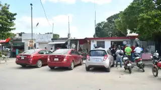 Pleito entre taxistas de Campeche y comerciantes por invasión de sitios de transporte 