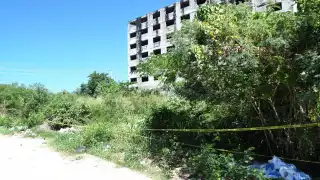 Multarán al dueño de hotel abandonado en Campeche si no limpia y cerca el predio donde murió un joven