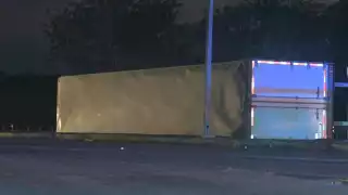 Tráiler vuelca en la autopista Campeche-Champotón y provoca cierre vial