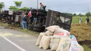 Rapiñan maíz de tráiler volcado en la Villahermosa-Escárcega