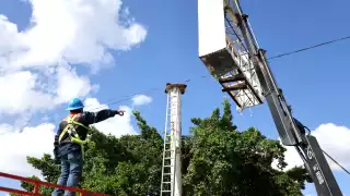 Retiran espectaculares en Cancún por inicio de temporada de huracanes 2025   