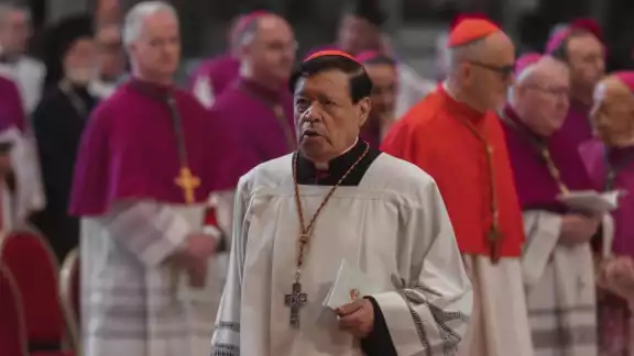 El Arzobispo Emérito Norberto Rivera vistió de negro durante las oraciones hacia el Papa Francisco en el Vaticano