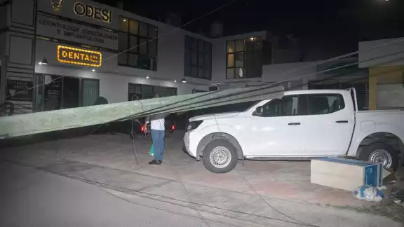 Colapsa poste en Campeche y causa caos vial en la avenida Luis Donaldo Colosio Colapsa poste en Campeche y causa caos vial en la avenida Luis Donaldo Colosio
