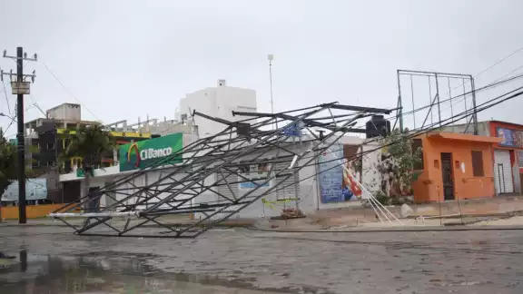 El mandatario estatal envió un mensaje, donde detalló que el paso de Beryl por la entidad sólo dejó árboles y postes