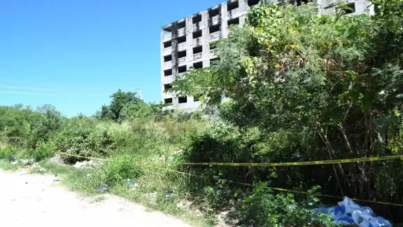 El terreno está lleno de basura, maleza y es utilizado como tiradero clandestino. El terreno está lleno de basura, maleza y es utilizado como tiradero clandestino.