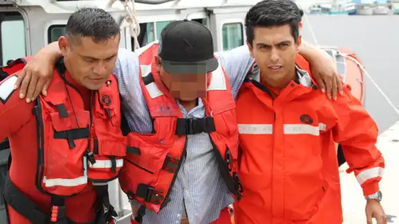 Los pescadores se encontraban sin propulsión y dirigiéndose a las escolleras de la terminal Marítima de Puerto Progreso. Los pescadores se encontraban sin propulsión y dirigiéndose a las escolleras de la terminal Marítima de Puerto Progreso.