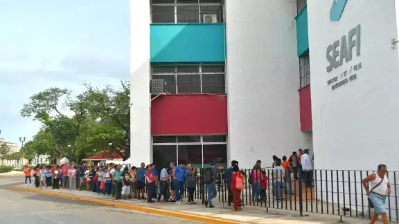 Fallas en el sistema y doble fila provocan largas esperas para el pago del refrendo 2025 Fallas en el sistema y doble fila provocan largas esperas para el pago del refrendo 2025