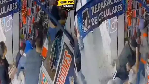 VIDEO: Jóvenes son golpeados en una tienda de celulares por clientes VIDEO: Jóvenes son golpeados en una tienda de celulares por clientes