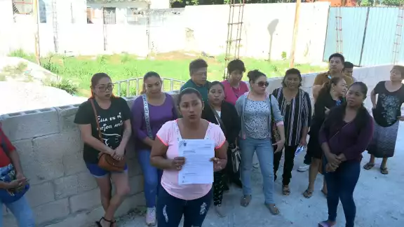 Padres de familia de la primaria 'Carlos Sansores Pérez' protestan por la apropiación de un predio donado en 2005