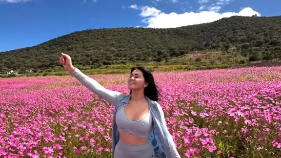Gomita le pone un alto a Sian por tocarla de forma inapropiada