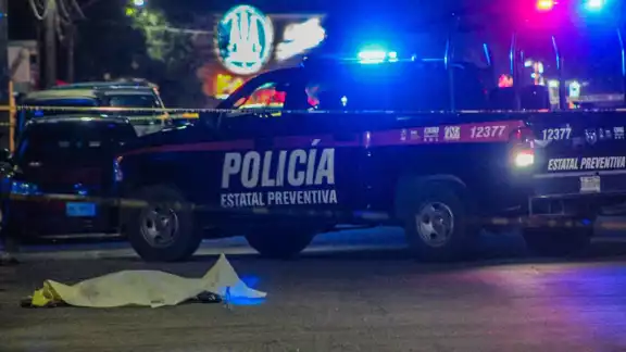 El cuerpo del occiso quedó tendido sobre el pavimento; corporaciones de seguridad llegaron al lugar.