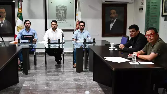 Realización de entrevistas a tres candidatos para titular de la Asecam.