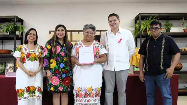 Gobierno de Yucatán premia concursos de bordado y arte popular 2025.