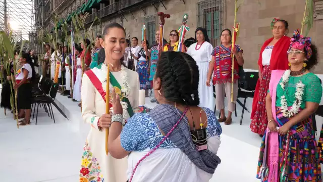 Así recibió Claudia Sheinbaum el Bastón de Mando en el Zócalo: FOTOS