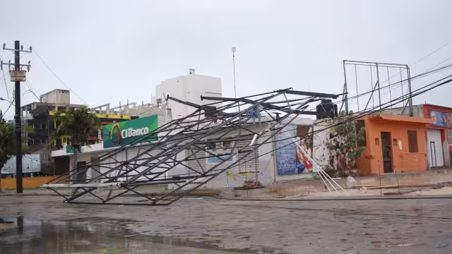 El mandatario estatal envió un mensaje, donde detalló que el paso de Beryl por la entidad sólo dejó árboles y postes