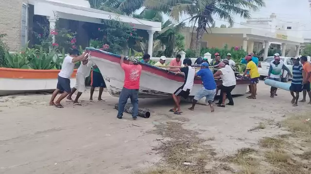 Pescadores de Chicxulub puerto se ayudan para el resguardo de sus lanchas