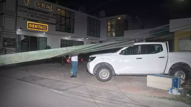Colapsa poste en Campeche y causa caos vial en la avenida Luis Donaldo Colosio