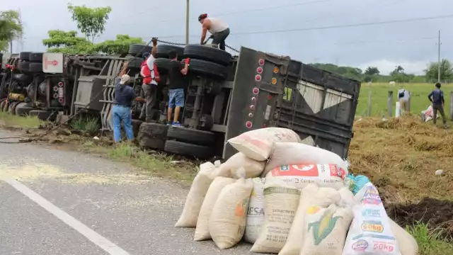 Accidente de tráiler paraliza el tráfico y evidencia rapiña en carreteras del sureste
