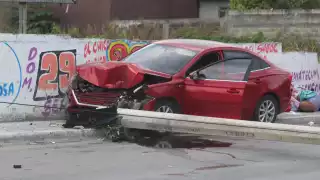 Mujer se duerme al volante y derrumba poste de alta tensión en Champotón