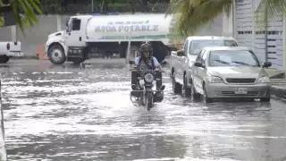 Cierre de Puerto Cancún provoca inundaciones en colonias vecinas; colonos reportan daños