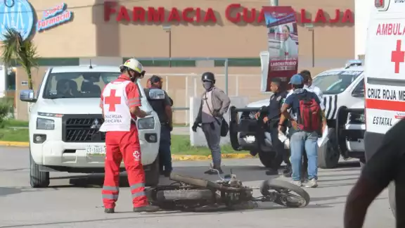 Choque entre camioneta y moto deja un lesionado en la avenida Colosio de Champotón