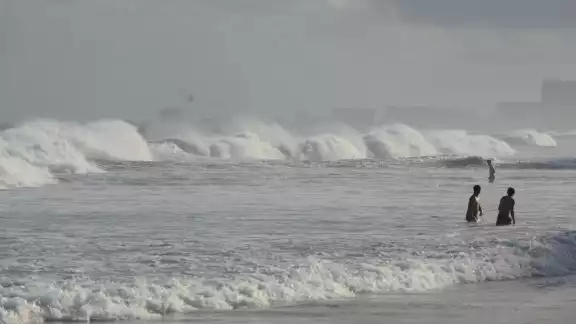 Algunos bañistas entraron al agua sin importar la bandera roja. Algunos bañistas entraron al agua sin importar la bandera roja.
