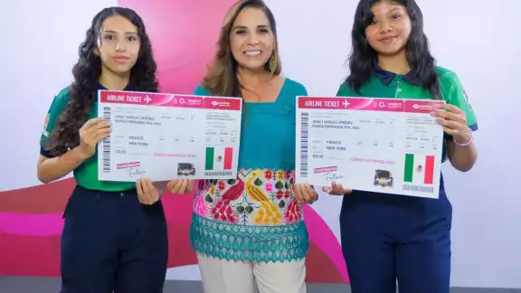 La Gobernadora abanderó a las dos estudiantes del CONALEP Cancún III. La Gobernadora abanderó a las dos estudiantes del CONALEP Cancún III.