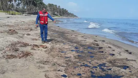 La petrolera reconoció el derrame desde la plataforma Akal-C en la Sonda de Campeche, que abarca al menos 16 kilómetros del litoral La petrolera reconoció el derrame desde la plataforma Akal-C en la Sonda de Campeche, que abarca al menos 16 kilómetros del litoral