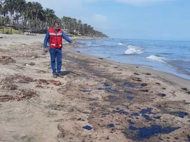 La petrolera reconoció el derrame desde la plataforma Akal-C en la Sonda de Campeche, que abarca al menos 16 kilómetros del litoral