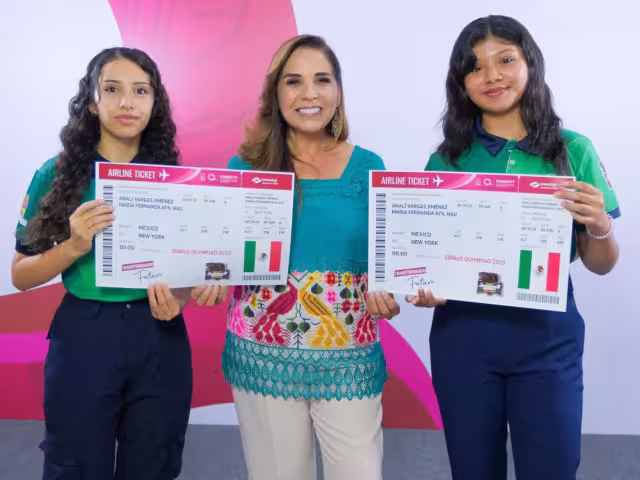 La Gobernadora abanderó a las dos estudiantes del CONALEP Cancún III.