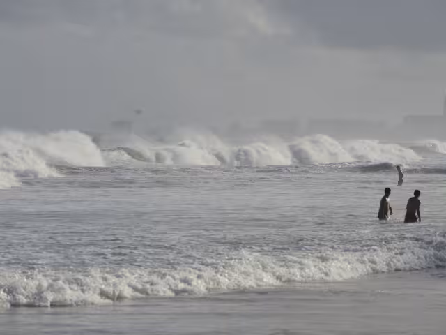 Algunos bañistas entraron al agua sin importar la bandera roja.