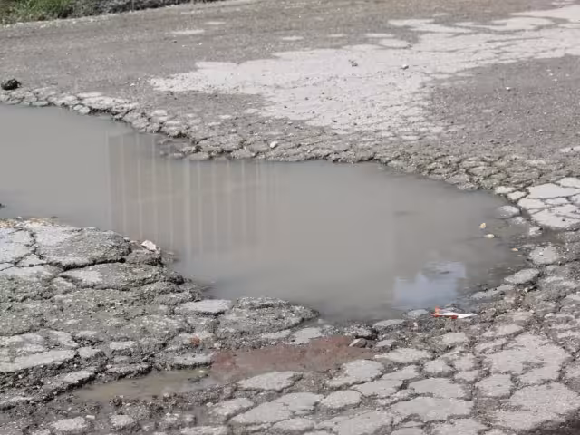 Exigieron bacheo, desazolve y la colocación de topes para prevenir accidentes